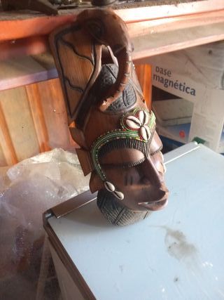 Máscara africana de madera con elefante