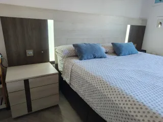 Muebles de dormitorio: mesita,cabecero y sinfonier