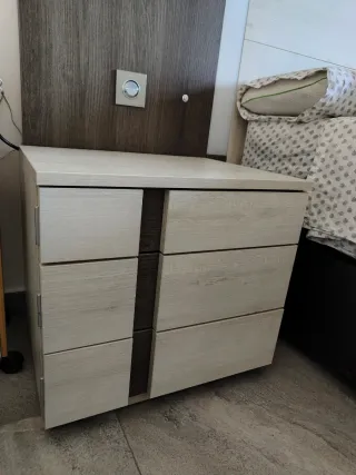 Muebles de dormitorio: mesita,cabecero y sinfonier