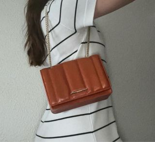 Bolso marrón-naranja acolchado Pull & Bear