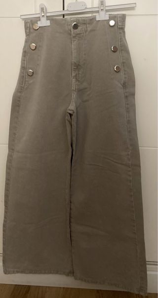 Pantalones anchos con botones laterales 