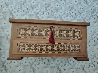 Portagioie in legno intarsiato