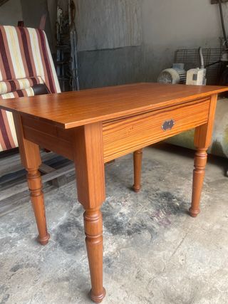 Mesa auxiliar de madera con cajón
