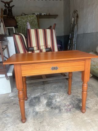 Mesa auxiliar de madera con cajón