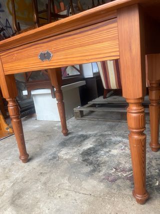 Mesa auxiliar de madera con cajón