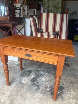 Mesa auxiliar de madera con cajón