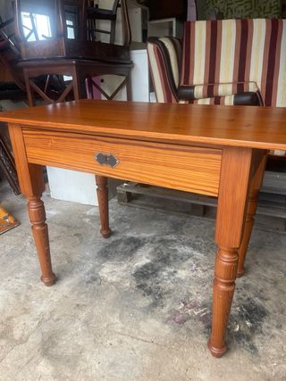 Mesa auxiliar de madera con cajón