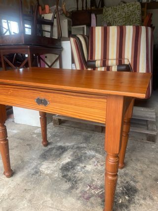 Mesa auxiliar de madera con cajón