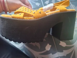 Sandalias plataforma amarillas tachuelas