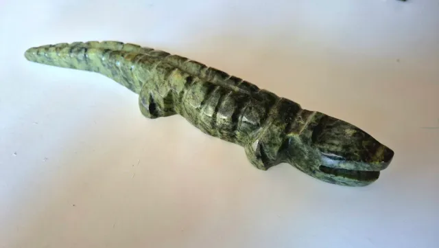 Figura de cocodrilo en piedra verde
