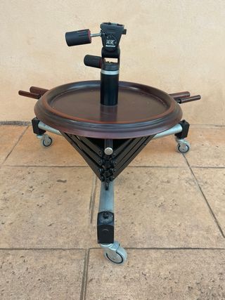 Soporte cámara madera y hierro con ruedas