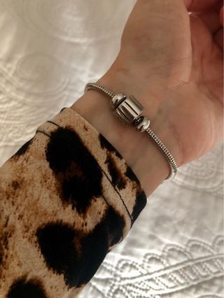 Pulsera plateada con charm de acero