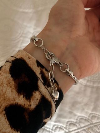 Pulsera plateada con charm de acero