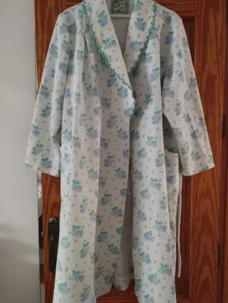 Bata de mujer floral azul y blanco