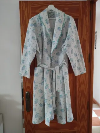 Bata de mujer floral azul y blanco