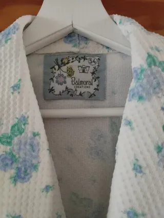 Bata de mujer floral azul y blanco