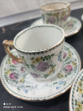 Tazze antiche con piattini floreali