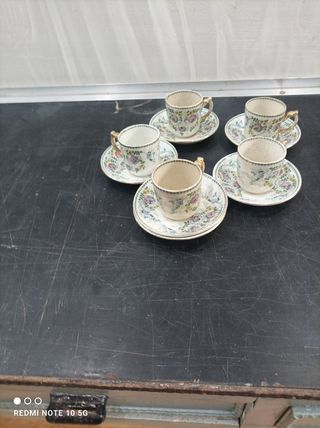 Tazze antiche con piattini floreali