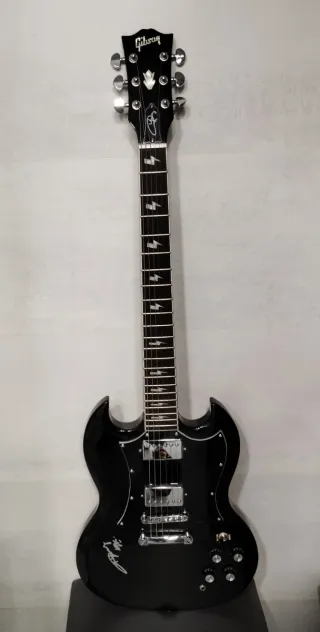 ANGUS YOUNG GUITARRA FIRMADA AUTENTIFICADA