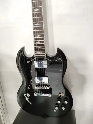 ANGUS YOUNG GUITARRA FIRMADA AUTENTIFICADA