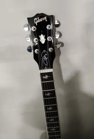 ANGUS YOUNG GUITARRA FIRMADA AUTENTIFICADA
