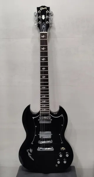 ANGUS YOUNG GUITARRA FIRMADA AUTENTIFICADA