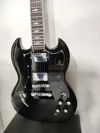 ANGUS YOUNG GUITARRA FIRMADA AUTENTIFICADA