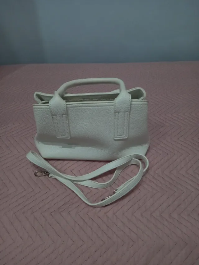Bolso blanco con asa y correa