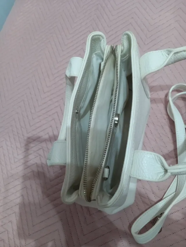 Bolso blanco con asa y correa