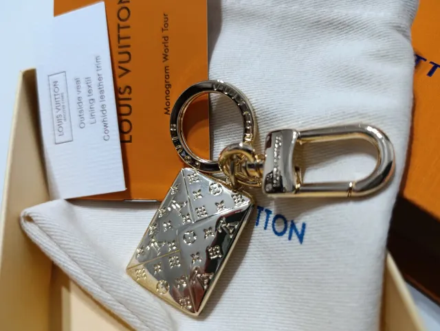 Llavero Louis Vuitton sobre dorado