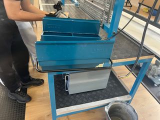 Caja de herramientas metálica azul