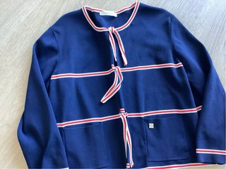 Chaqueta Purificación García azul y roja