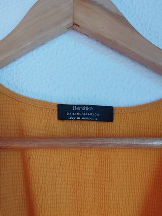 Camiseta naranja y amarilla