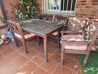 Mesa y sillas madera tropical de exterior 