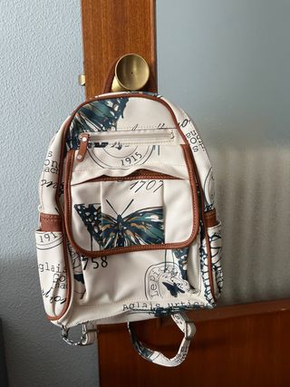 Mochila beige y verde con mariposas
