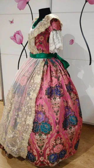 Traje de fallera completo + falda adicional.