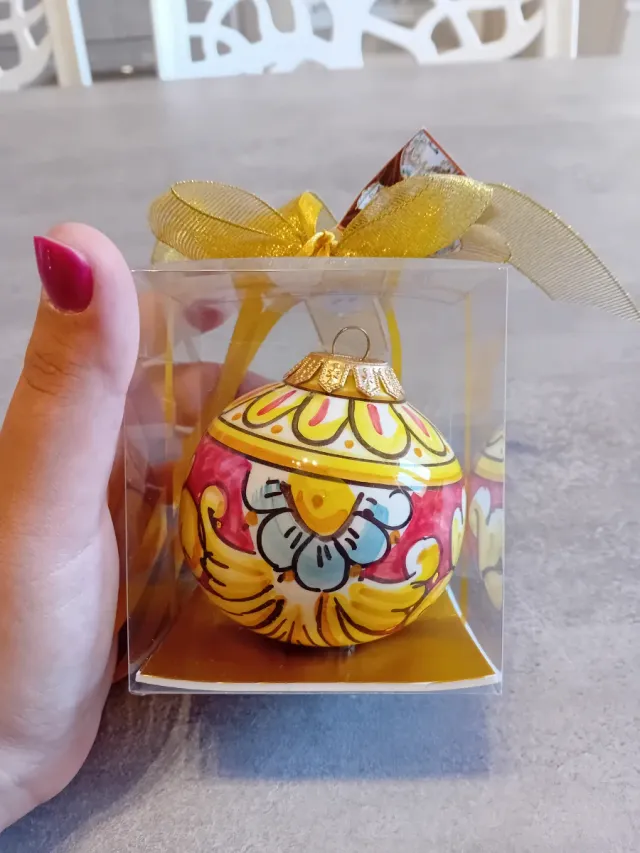 Sfera/palla natalizia decorata a mano