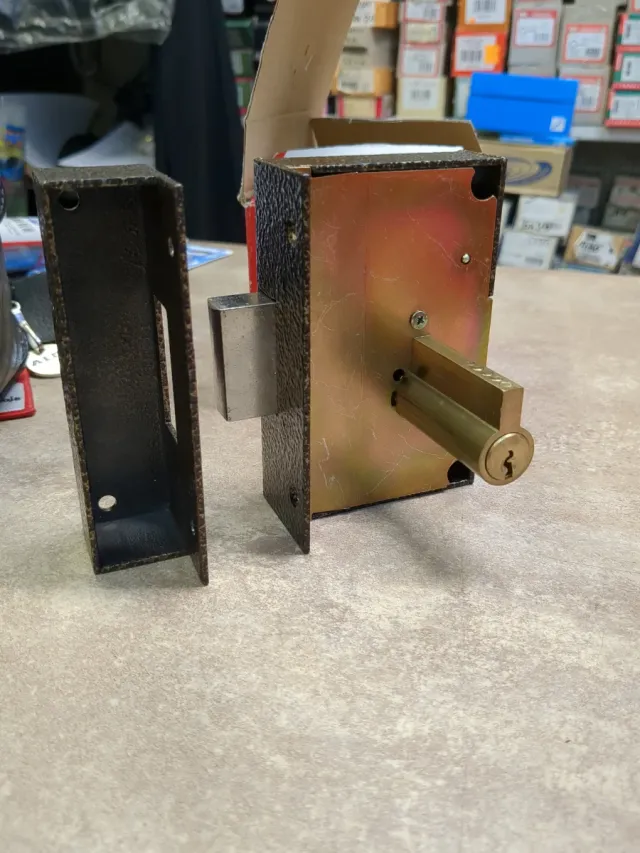 Cerradura CVL sobreponer 70 derecha