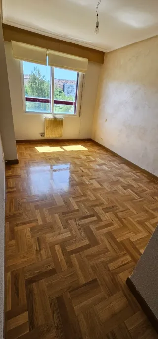 Piso casi a estrenar. Garaje y trastero