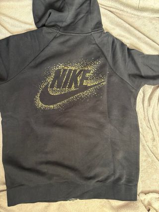 Felpa invernale Nike nera felpata con logo oro