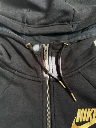 Felpa invernale Nike nera felpata con logo oro