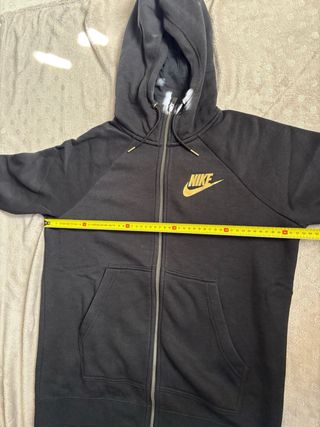 Felpa invernale Nike nera felpata con logo oro