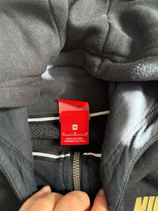 Felpa invernale Nike nera felpata con logo oro