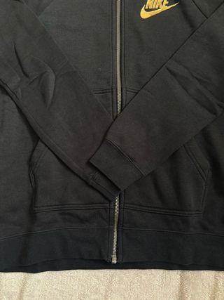 Felpa invernale Nike nera felpata con logo oro