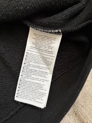 Felpa invernale Nike nera felpata con logo oro