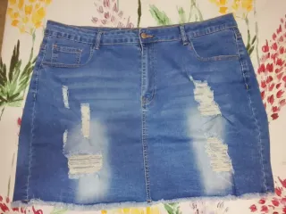 Falda vaquera corta con rotos