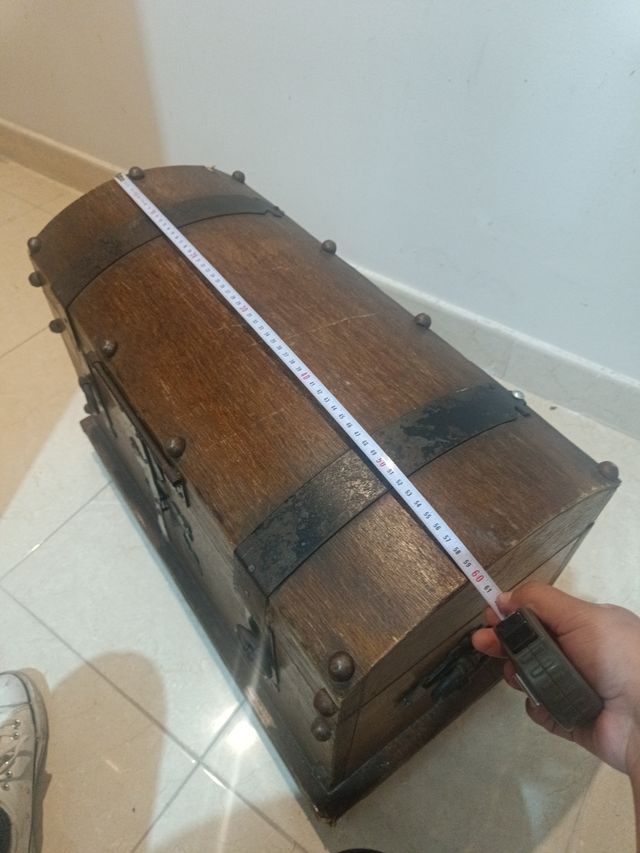 Baúl de madera con herrajes metálicos