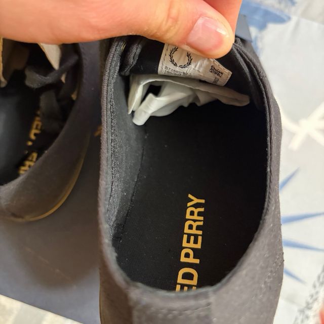 Zapatillas Fred Perry Negras con Logo Dorado