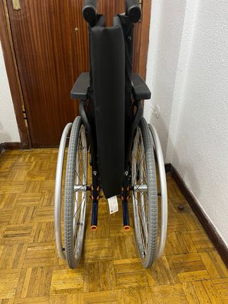 Silla de ruedas sin usar