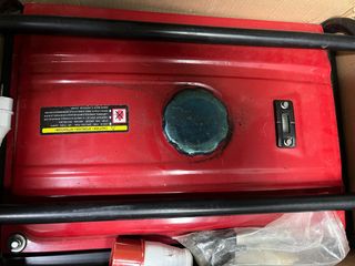 Generador de gasolina rojo
